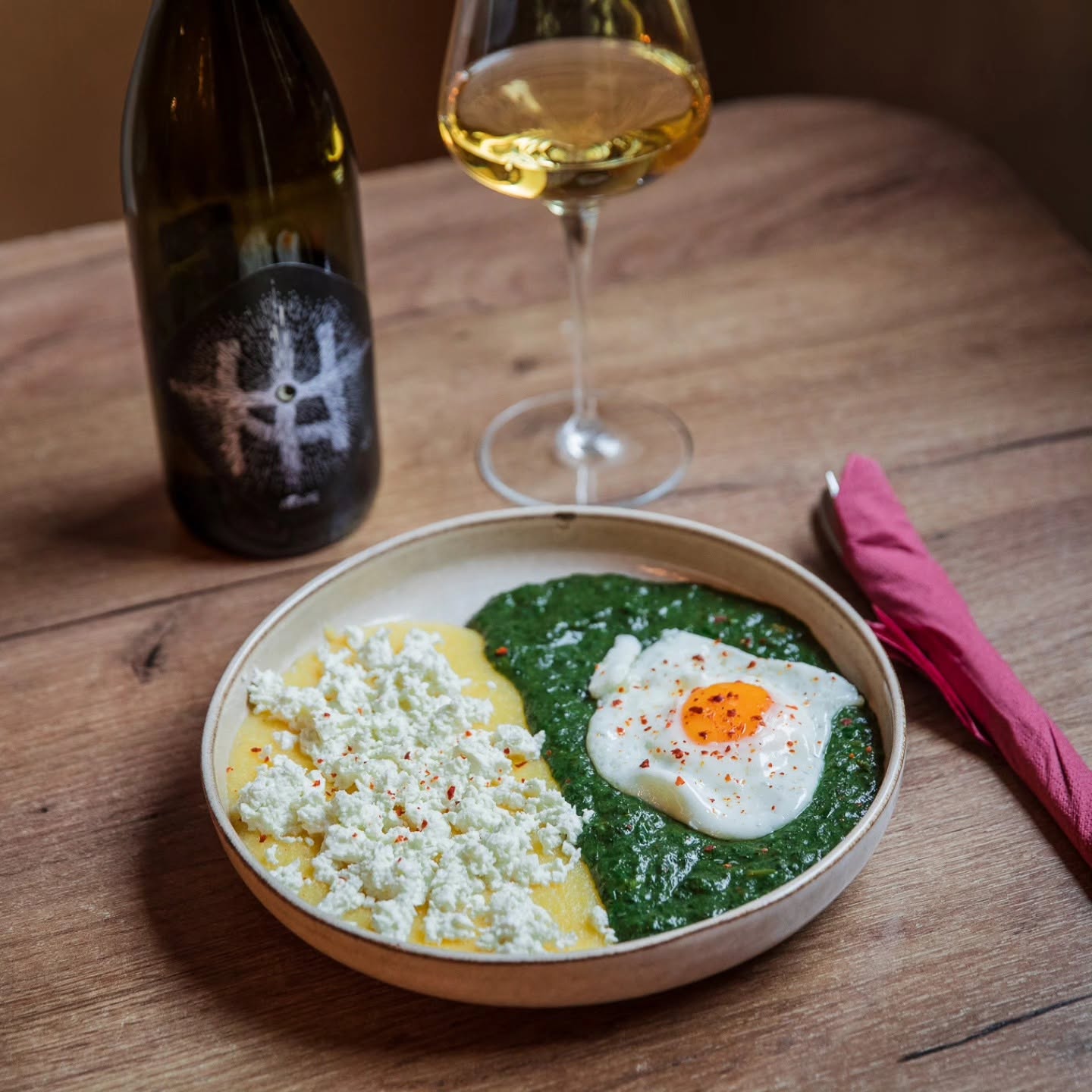 Preparat cu legume, brânză și sos de roșii